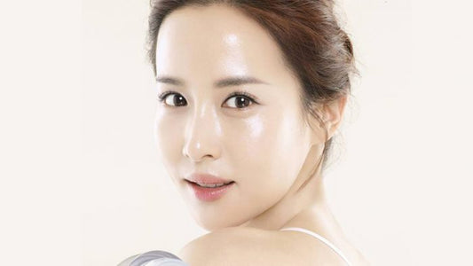 Glass Skin, Mochi Skin oder die neueste Cloud Skin – welcher Trend aus der koreanischen und japanischen Hautpflege passt zu dir? Hier erfährst du, wie du sie erreichst. K-Beauty & J-Beauty 2025.